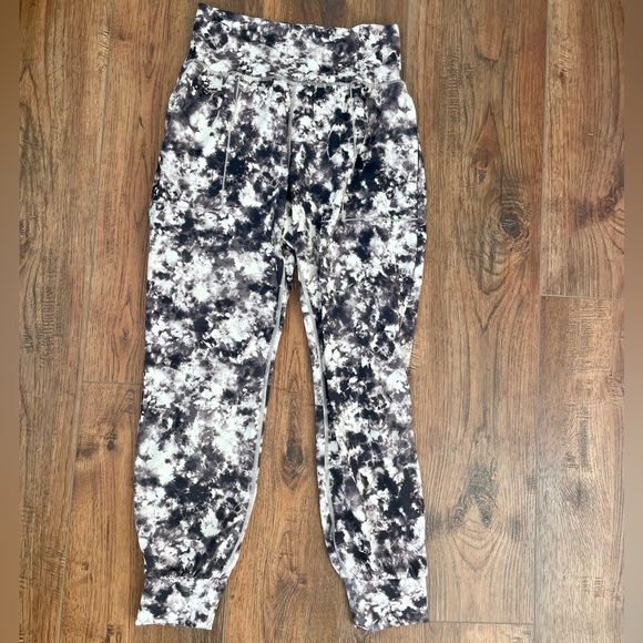 Athleta Women's Small Salutation Printed Jogger in Floral Tie Dye - Picture 4 of 6
